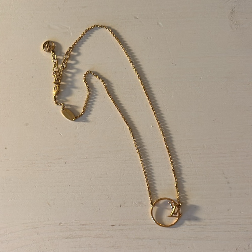 Elegant Gold Louis Vuitton Necklace - Picture 2 of 3